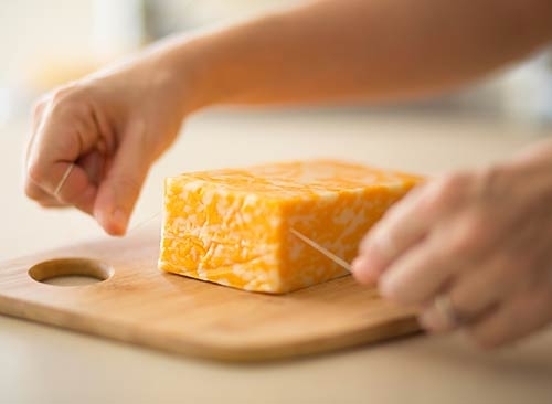 Как нарезать мягкий сыр нитью для шитья