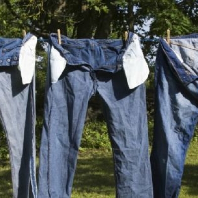 Как просто защитить джинсы от выцветания и окрашивания одновременно