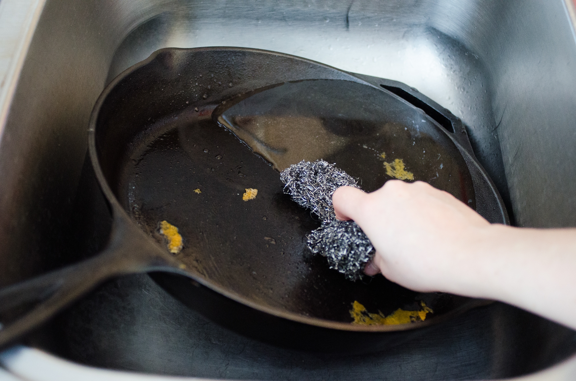 11 способов, как почистить чугунную сковороду от нагара