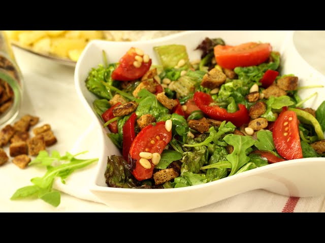 Яркий Летний салат с рукколой, крутонами и кедровыми орешками. Простой и сытный рецепт на ужин