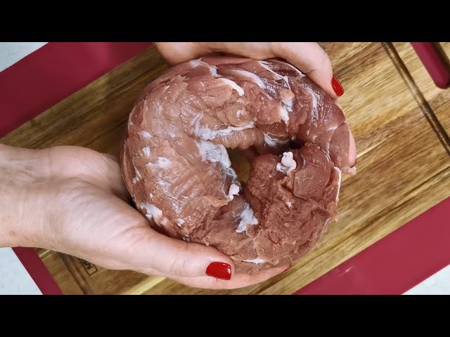 Вкуснее приготовить мясо невозможно! Нежнейшая свинина на луковой подушке в духовке