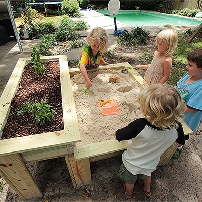 Как построить детскую песочницу