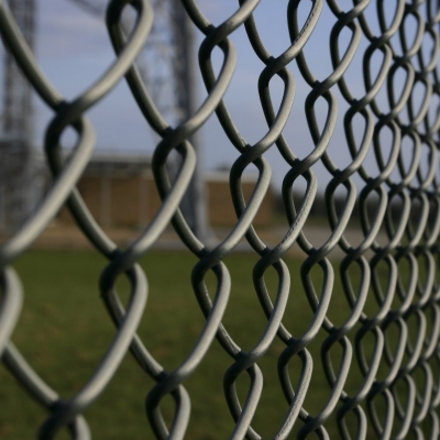 Забор из сетки рабицы - современная конструкция для защиты участка