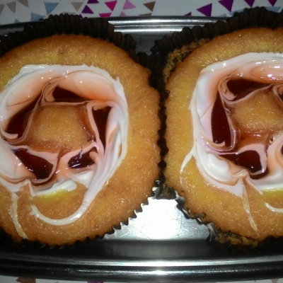 Творожный кекс с миндалем, йогуртом и джемом