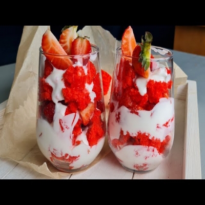 Клубничный Трайфл - Вкусный десерт с клубникой в стаканчике с бисквитом
