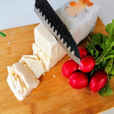 Смешайте ряженку, кефир, редис и грибы / Вкуснейший сыр за 5 минут!