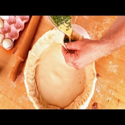 Вкуснейший пирог из слоеного теста с луком и яйцом
