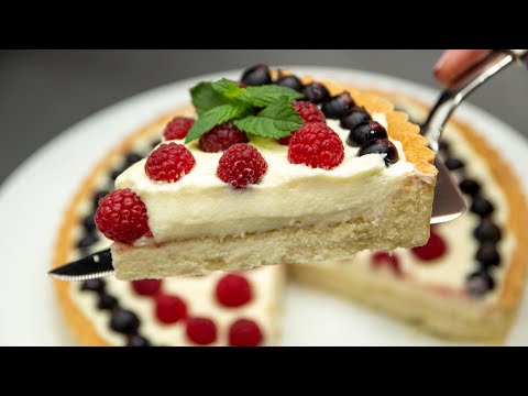 Пирог с очень нежным кремом и ягодами. Просто и вкусно
