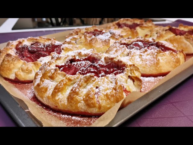 Даже чай не успеет остыть! Маленькие пироги с клубникой, съедаются мгновенно и хочется еще!