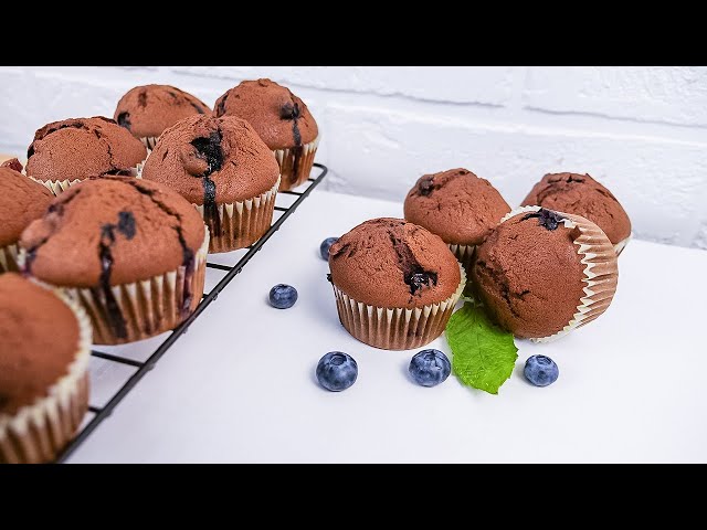 Слишком просто, а так вкусно! Готовлю тройную порцию капкейков с ягодами целое лето!