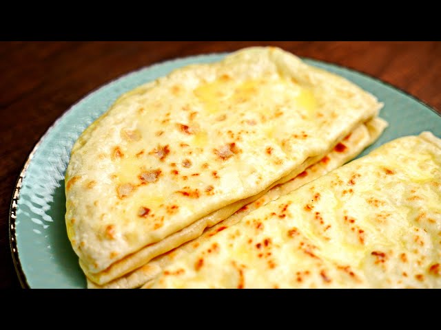 Никогда бы не подумала, что это так вкусно! Всего лишь вода + мука + творог! Очень вкусные лепешки!