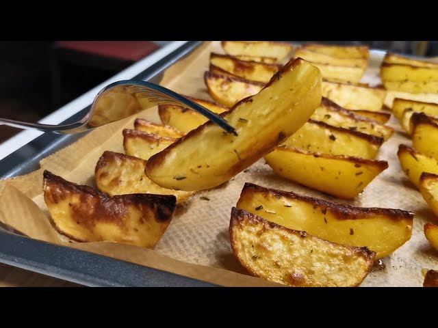 Картошка в духовке. Муж готовит