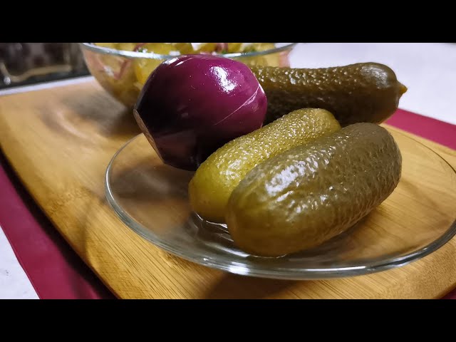 Закуска из соленых огурцов. Муж готовит