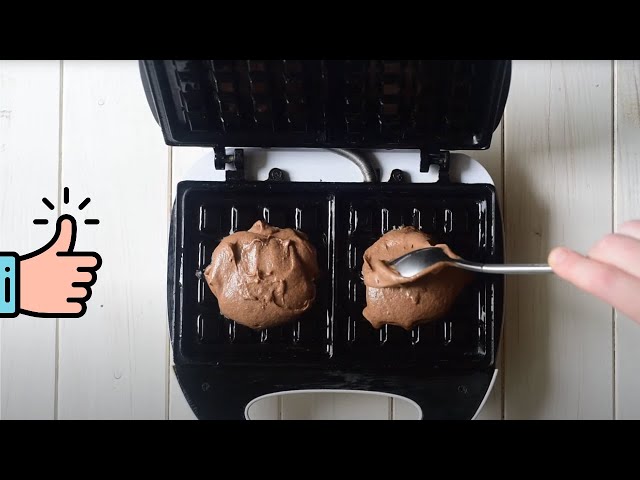 Шоколадные венские вафли в вафельнице вкусный завтрак из какао и молока