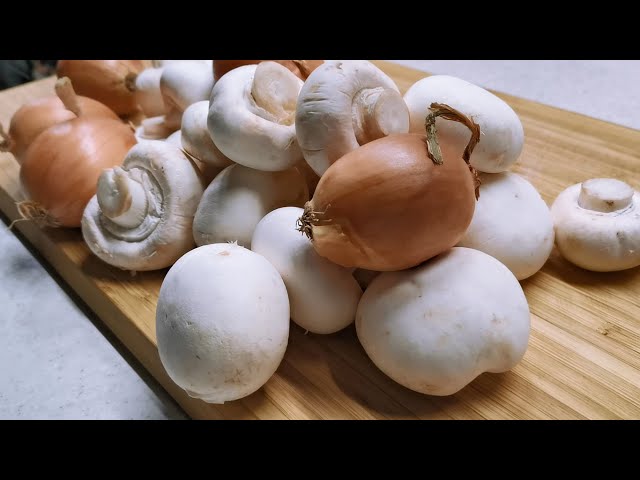 Грибы в духовке. Муж готовит