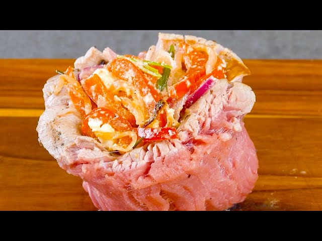 Выворачиваем мясо наизнанку и добавляем начинку. Огонь