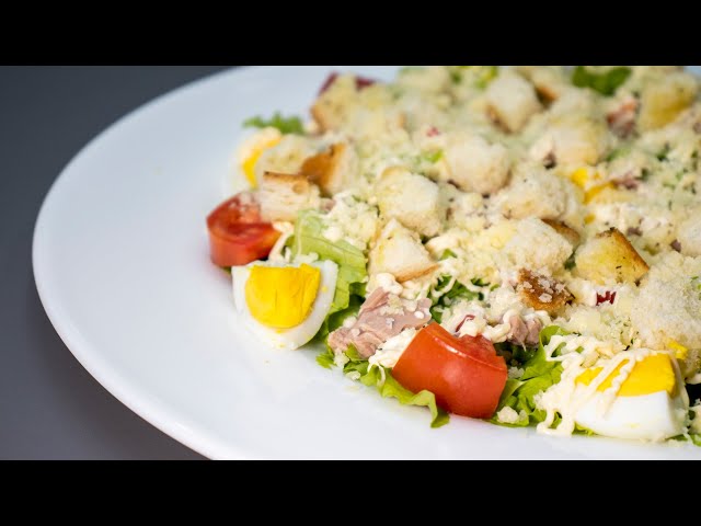Безумно вкусный и легкий салат с тунцом. Готовлю его чаще других. Это просто