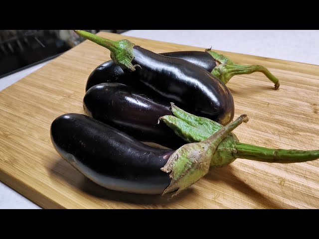Закуска из баклажанов. Муж готовит