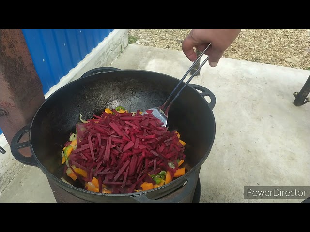 Овощное рагу на костре в казане