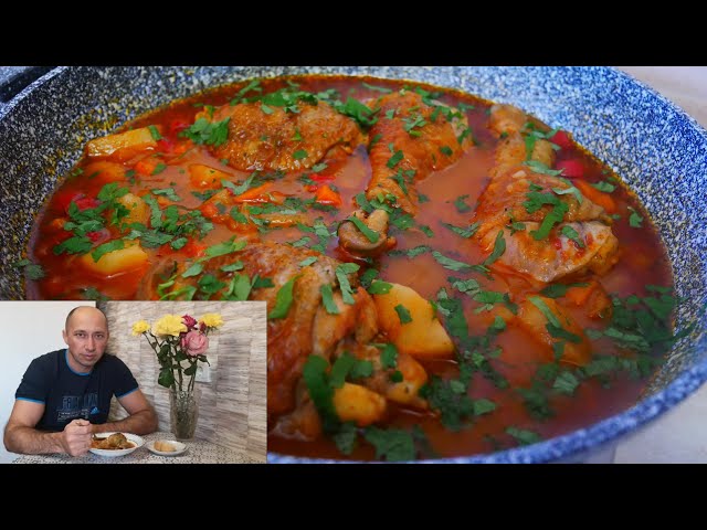 Тушёная картошка с мясом и овощами на сковороде. Вкусный обед или ужин