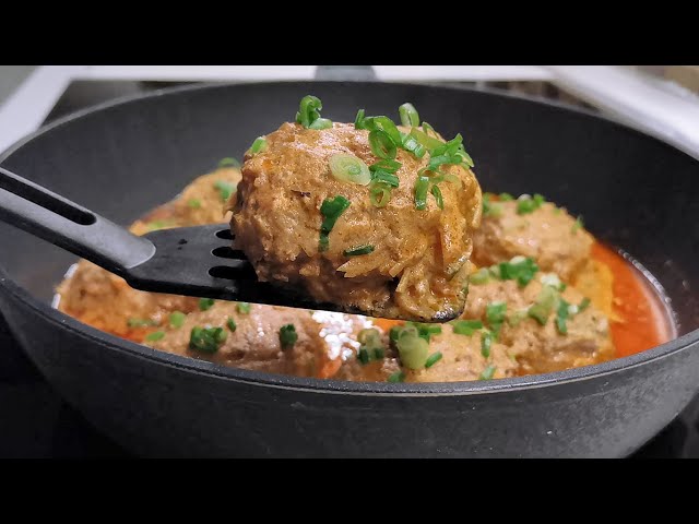 Мяса совсем немного, остальное овощи и главное - кабачки! Очень сочные котлеты в соусе на сковороде