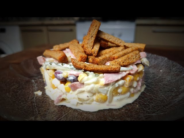 Пивной салат с сухариками и копченой колбасой от Ранчо у Санчо