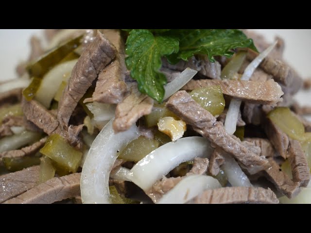 Лёгкий салат с говядиной и солёным огурцом от Щи да Каша