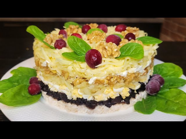 Слоёный салат с курицей и черносливом от Рецепты для лентяев