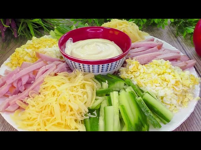 Новогодний салат с колбасой, огурцами и яйцами от Простой рецепт