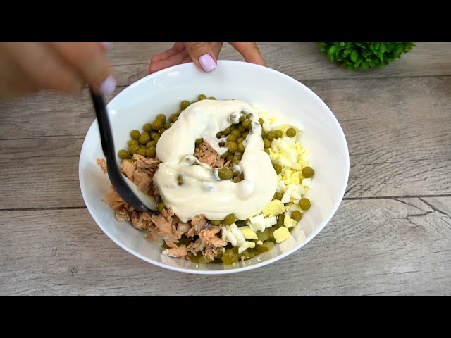 Простой салат с зелёным горошком и консервами от  Калнина Наталья