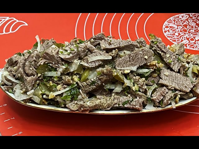 Новогодний салат с говядиной и огурцами от Домашняя Кулинария