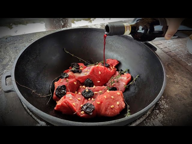 Вкусная говядина с кедровыми орехами и черносливом в казане от Ранчо у Санчо