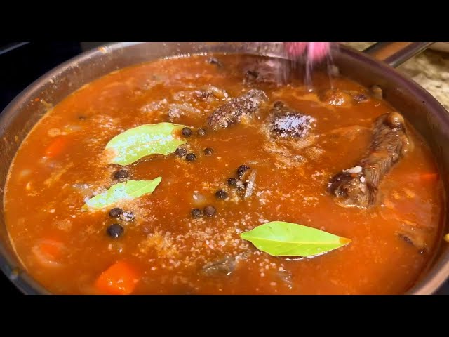 Это что-то невероятное!!! Мясо по этому рецепту получается нежным и оочень вкусным. Тушеная говядина