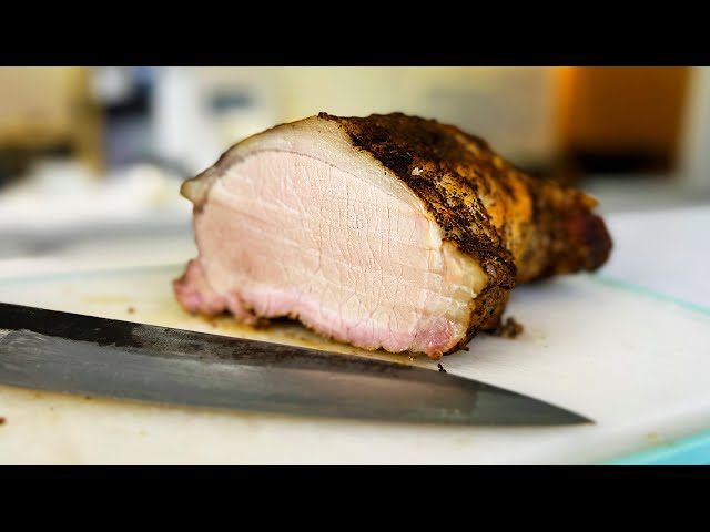 Подвесьте мясо на ложку, чтобы приготовить копченое мясо в домашних условиях
