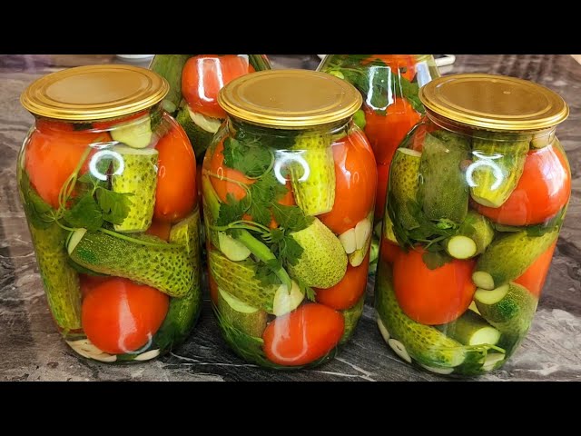 Просто заливаю кипятком. Закрываю по 50 банок! Невероятно вкусный рецепт с помидорами и огурцами