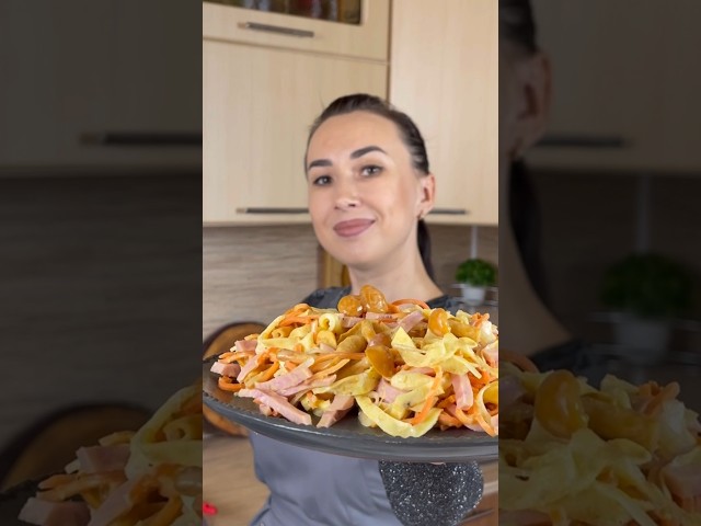 Экспресс салат! Выручает, когда гости уже бьют по столу ложкой! Обалденно вкусный и простой салат