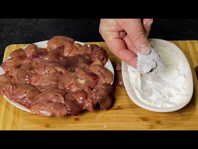 Обвалял печень в муке с крахмалом и поджарил! Теперь только так делаю! Вкуснющий салат за 20 минут