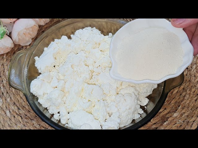 Беру творог и манку! Сырники теперь не делаю! Научил турецкий повар. Покоряет сразу. Все в восторге
