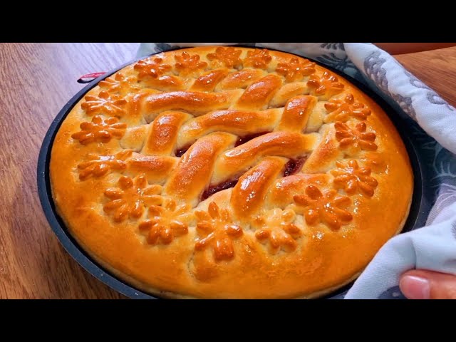 И торта не надо. Нереально вкусный, сочный и мягкий пирог! Покоряет сразу, хоть каждый день подавайте.