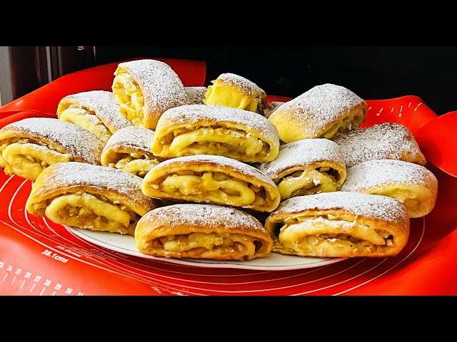 Просто сворачиваем и нарезаем яблоки в творожное тесто без дрожжей. Вкуснятина к чаю проще простого