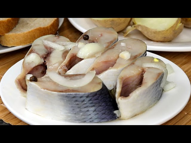 Делаю так целый месяц каждые выходные и всегда мало. Крутой маринад! Селедка вкуснее скумбрии.