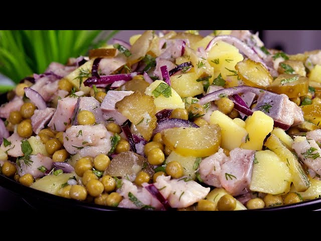Настоящий закусочный салат всех мужчин, который мы съедаем за секунду! На столе не остается ни капли