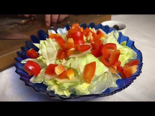 Салат А-ля Греческий. Вкусный быстрый салат без Варки.