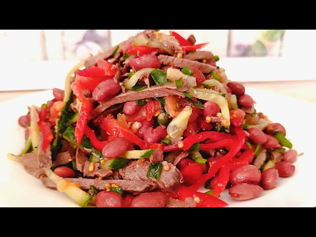 А какой он вкусный, мясной салат с овощами и фасолью.
