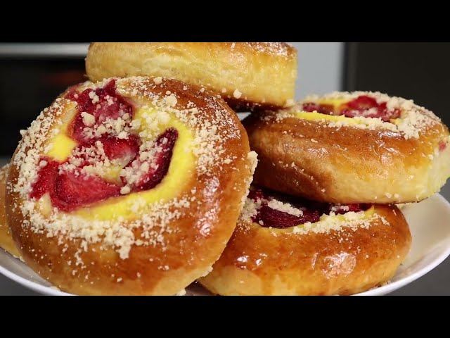 Ватрушки с нежным домашним пудингом и ароматной свежей клубникой - их приготовит каждая хозяйка!