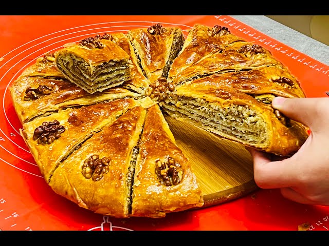 Это безумно вкусно. Начинки больше, чем теста. Тающий во рту. Необычный ореховый пирог. Вкуснее не бывает