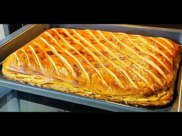 Сочный пирог из теста на кефире. Это безумно вкусно. Я делаю это хоть каждый день с любой начинкой