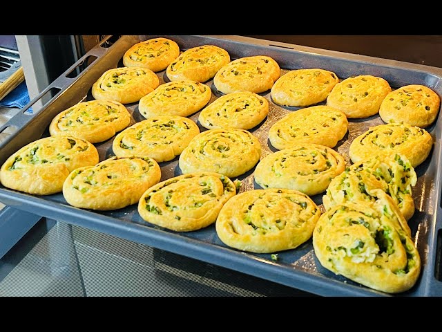 Вкуснее ничего не придумать. Простейший рецепт. Тесто из 3 ингредиентов, замес 3 минуты. Подавать с соусом