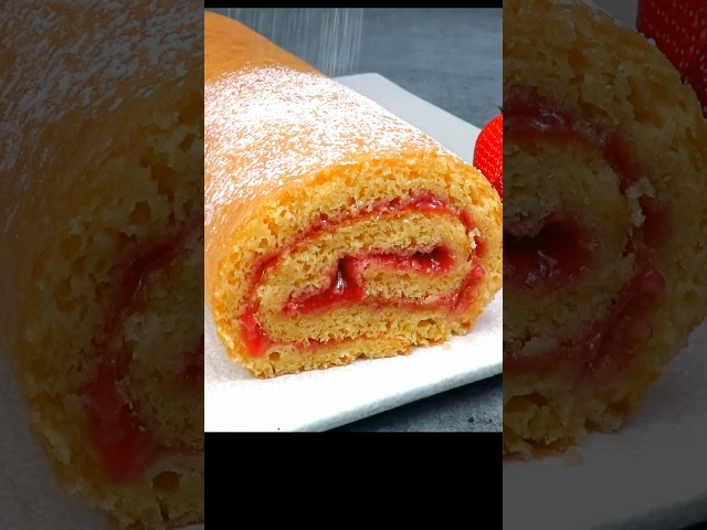 Рулет за 30 минут. Десерт с клубникой. Удачный бисквитный рулет - не ломается и не трескается