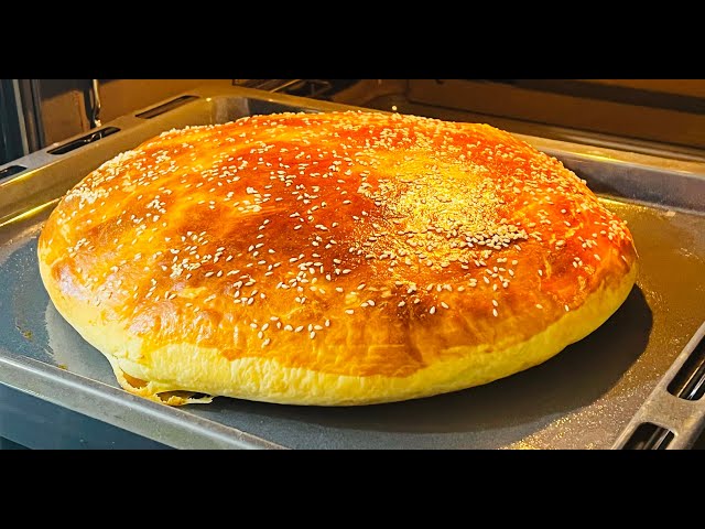 Это нереально вкусно. 2 яйца, немного молока, кефир и 3 стакана муки. Такой пирог в магазине не купить